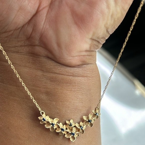 14 karat 8 plumeria with blue sapphire gems gold necklace - Picture 6 of 6